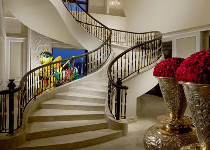 The-Leela-Palace-chennai-staircase-500×500
