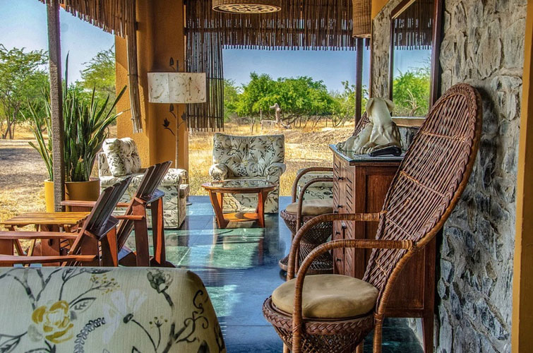blackbuck-lodge-outside-lounge-500×500