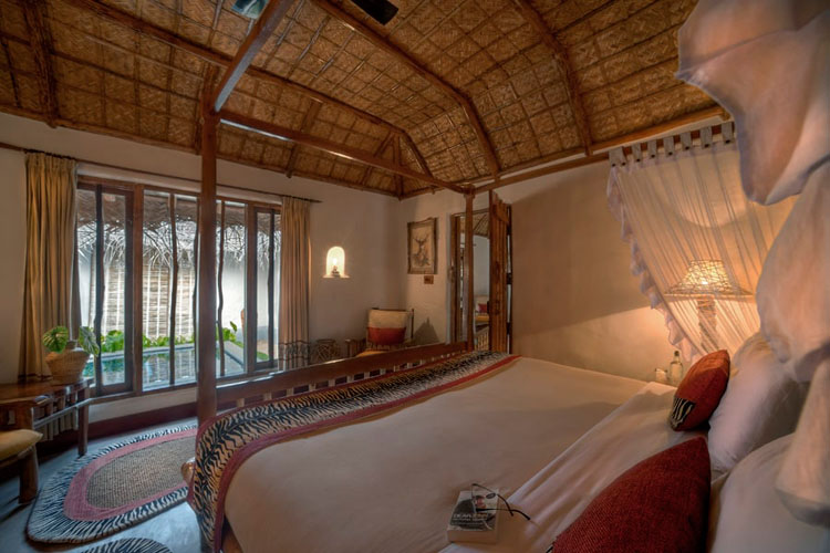 evolve-back-safari-hut-bedroom-500×500