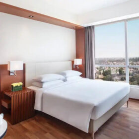 hyatt-regency-bedroom-500×500