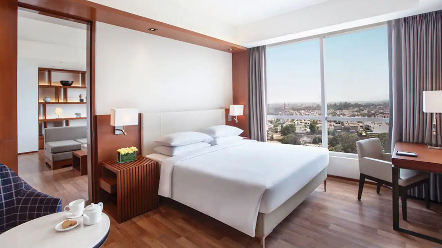 hyatt-regency-bedroom-500×500