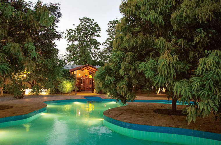 jaagir-lodge-pool-side-500×500