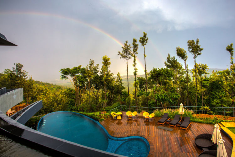 java-rain-resorts-infinity-pool-500×500