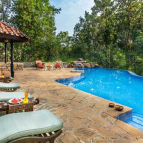 kanha-earth-lodge-swimming-pool-500×500