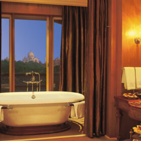 oberoi-amarvilas-bathtub-taj-mahal-view-500×500