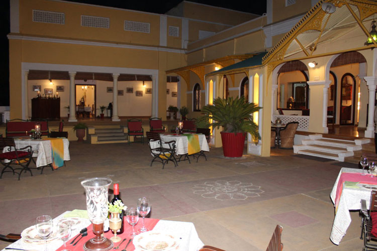 roop-niwas-kothi-outside-dining-500×500