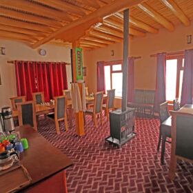 snow-leopard-lodge-dinning-area-500×500
