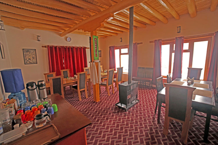 snow-leopard-lodge-dinning-area-500×500