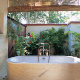 taj-kumarakom-resorts-spa-bathroom-500×500