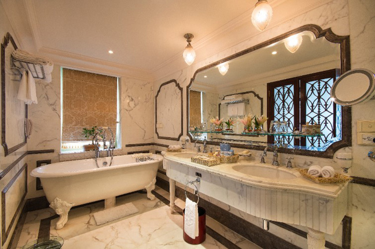 taj-lake-palace-bathroom-500×500