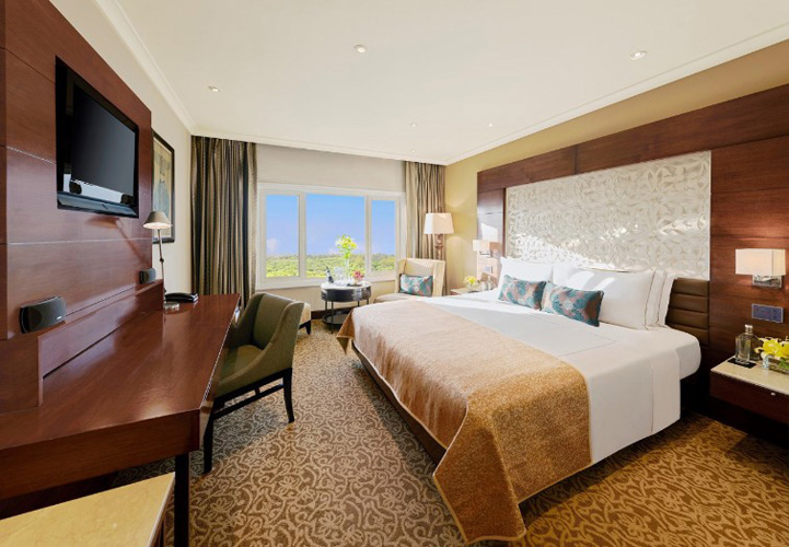 taj-palace-delhi-bedroom-500×500