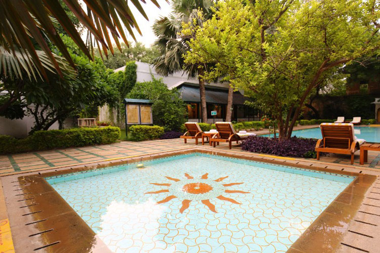 taj-usha-kiran-palace-pool-500×500