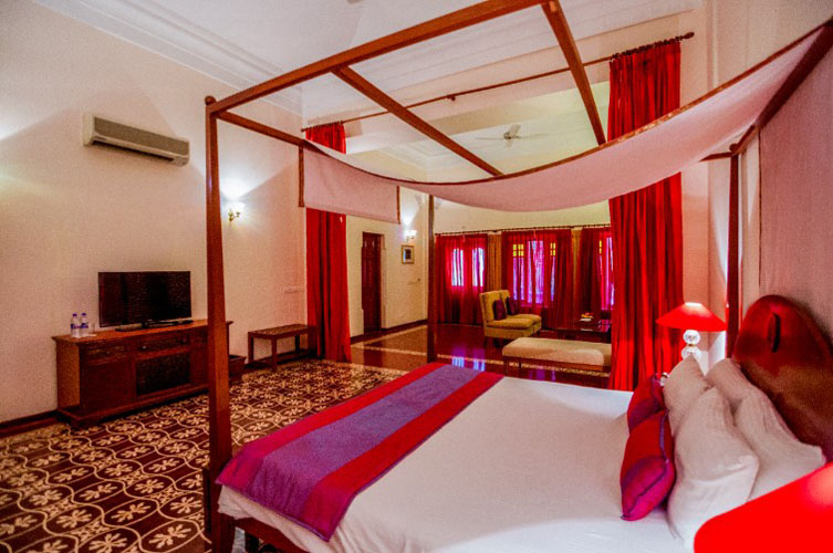 taj-usha-kiran-palace-room-500×500