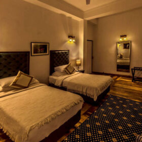 the-judges-court-deluxe-room-in-manor-500×500