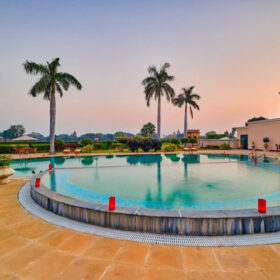 the-lalit-temple-view-pool-500×500