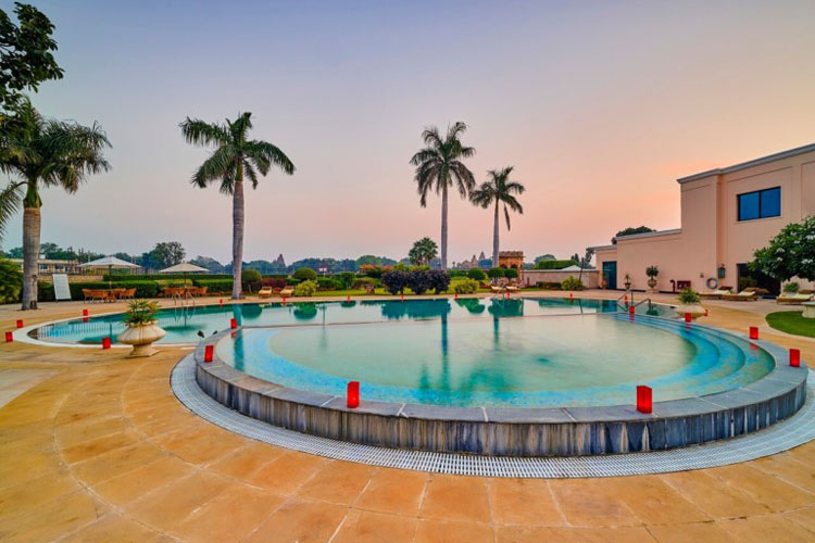 the-lalit-temple-view-pool-500×500