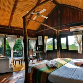 tree-house-hideaway-interior-500×500