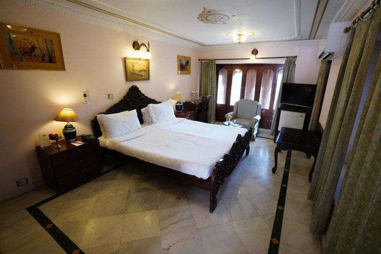 Laxmi-Niwas-Palace-Bikaner-Bedroom-500×500