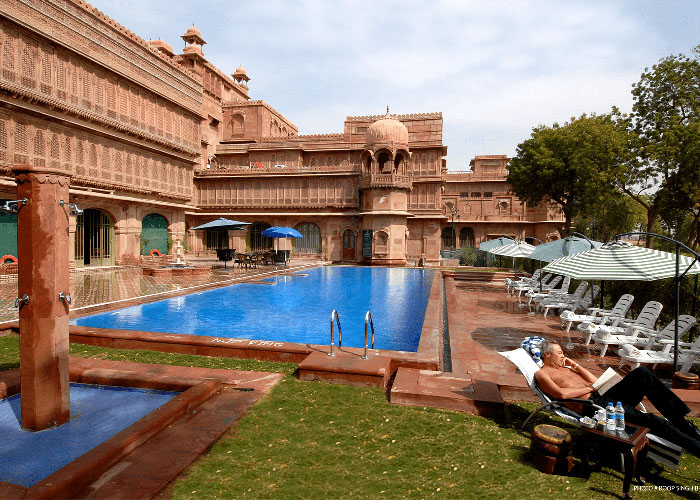 Laxmi-Niwas-Palace-Bikaner-swimming-poolside-500×500