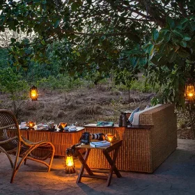 bagh-villas-jungle-camp-and-spa-sitting-area-kanha-500×500
