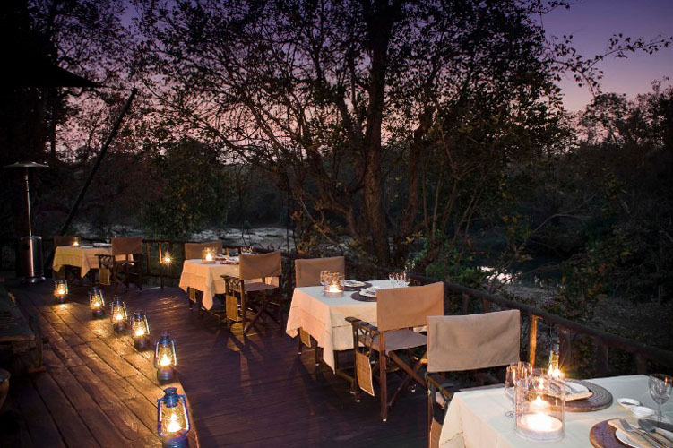 banjaar-tola-a-taj-safari-lodge-dining-deck-500×500