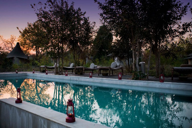 banjaar-tola-a-taj-safari-lodge-swimming-pool-500×500
