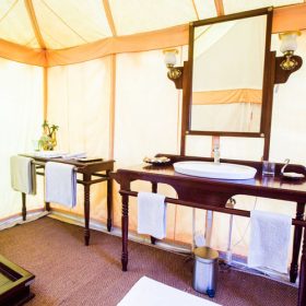 dera-amer-wilderness-camp-bathroom-500×500