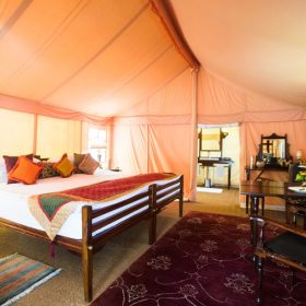 dera-amer-wilderness-camp-bedroom-500×500